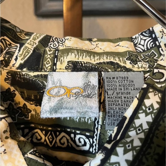 Ditch Plains size M short sleeved Hawaian Style shirt with sea life. EUC - Picture 3 of 3